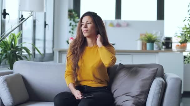 Video Vyčerpané Ženy Bolestí Krku Vypadající Nepříjemně Při Použití Svého — Stock video
