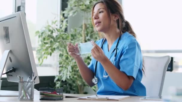 在会诊过程中 一位有魅力的女医生一边给病人讲解如何用手提电脑给病人打上外科标识 一边谈话的视频 — 图库视频影像