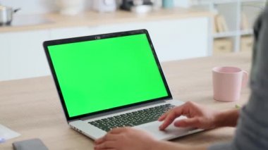 Afro iş kadınının evdeki mutfakta yeşil ekranlı dizüstü bilgisayar kullanırken videosu..