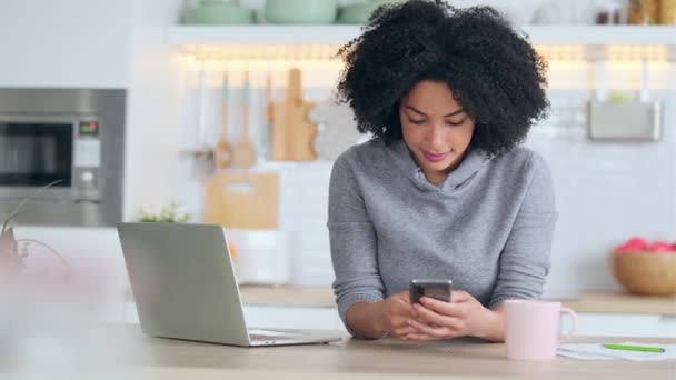 Video Hermosa Mujer Negocios Afro Hablando Con Teléfono Móvil Mientras — Vídeos de Stock