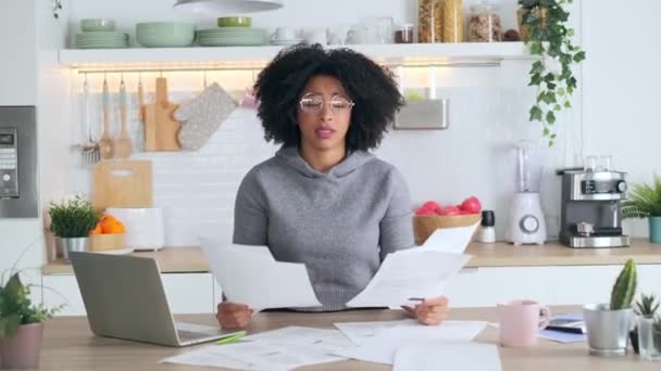 Video Einer Gelangweilten Afro Geschäftsfrau Die Mit Dem Computer Arbeitet — Stockvideo