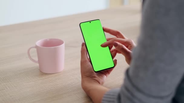 自宅のキッチンでモニターに緑の画面を持つスマートフォンを使用してアフロビジネス女性のビデオ — ストック動画