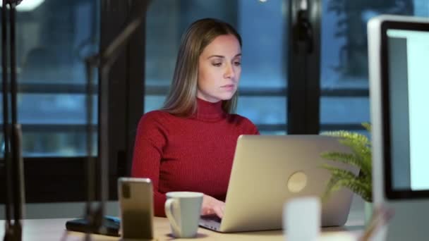 Gece Ofiste Dizüstü Bilgisayarla Çalışan Konsantre Genç Kadınının Videosu — Stok video