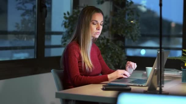 Vídeo Bela Mulher Jovem Negócios Usando Seu Telefone Celular Enquanto — Vídeo de Stock