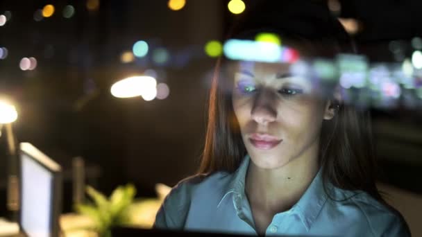 Video Einer Smarten Hübschen Geschäftsfrau Die Eine Pause Einlegt Während — Stockvideo