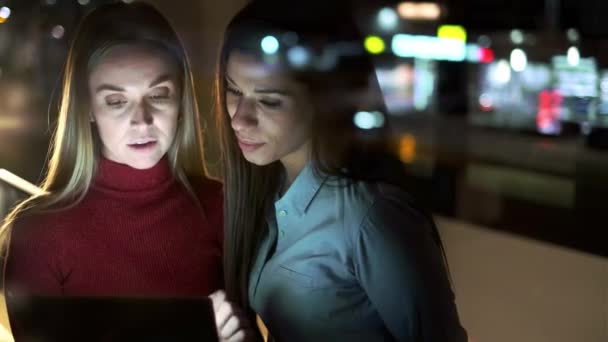 Vídeo Duas Mulheres Negócios Bonitas Inteligentes Fazendo Uma Pausa Enquanto — Vídeo de Stock