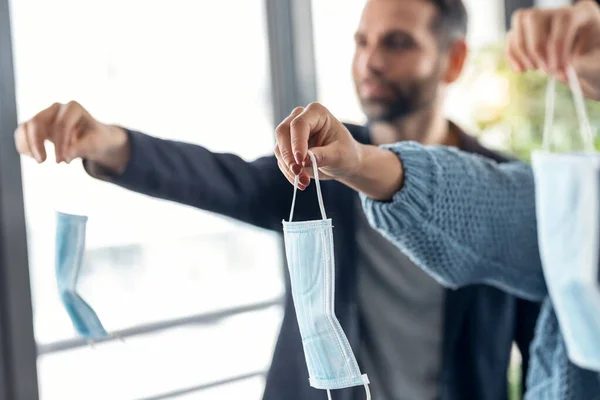 Großaufnahme Multiethnischer Geschäftsleute Mit Hygienemaske Büro — Stockfoto