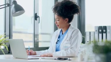 Çekici bir afro kadın doktorun hastaya tıbbi tedaviyi anlatırken konuştuğu video, danışmada dizüstü bilgisayarla yapılan bir konuşma..