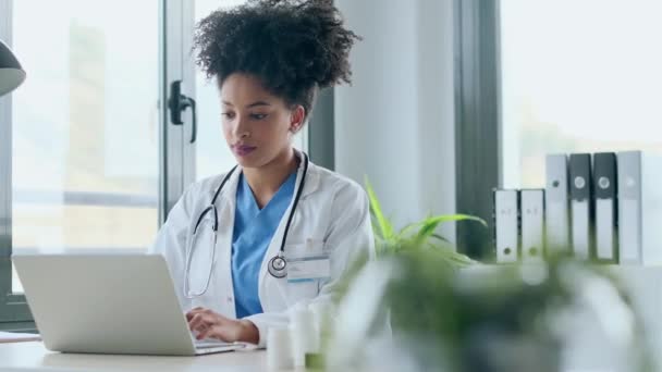 Vídeo Médico Afro Atraente Trabalhando Com Laptop Consulta — Vídeo de Stock