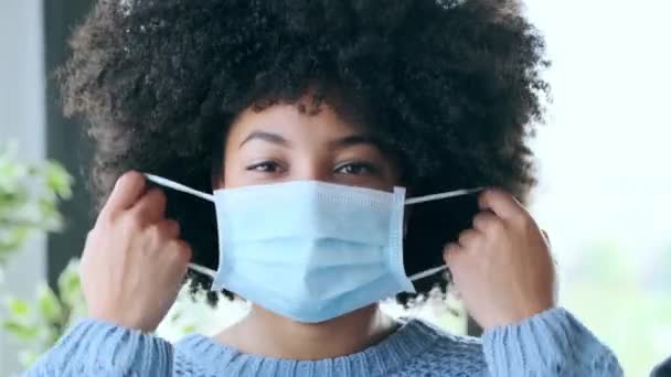 Video Multietniskt Affärsfolk Som Tar Sig Hygienisk Mask Medan Ler — Stockvideo