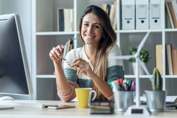 Girato Sorridere Giovane Donna Affari Che Lavora Con Computer Mentre — Foto Stock