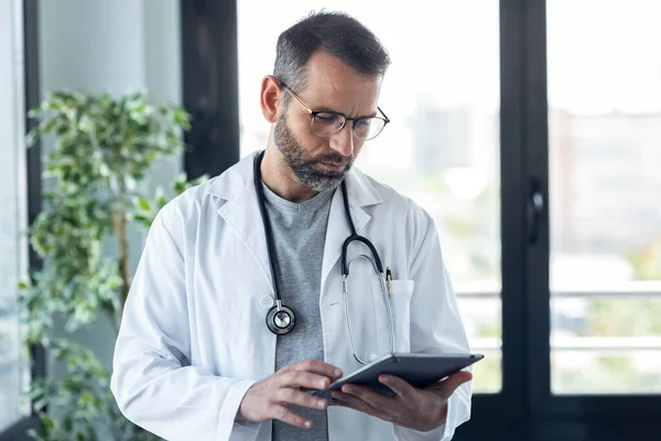 Portrait Handsome Mature Male Doctor Workinh While Holding Digital Tablet — Zdjęcie stockowe