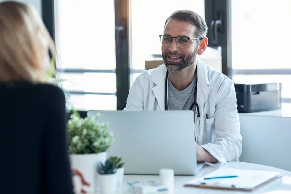 Skjuten Stilig Mogen Manlig Läkare Talar Samtidigt Förklara Medicinsk Behandling — Stockfoto