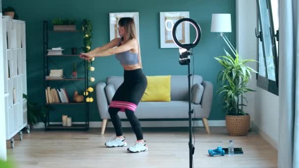 Video Von Sportlicher Reifer Bloggerin Beim Fitnesstraining Heimischen Wohnzimmer — Stockvideo