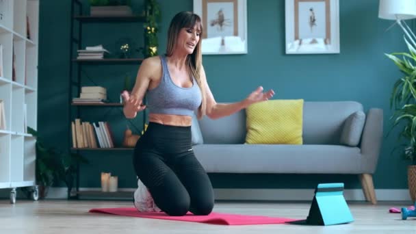 Video Sporty Mature Woman Blogger Shooting Fitness Workout Living Room — Vídeos de Stock