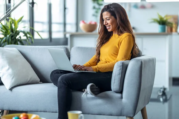 Aufnahme Einer Hübschen Jungen Frau Die Mit Ihrem Laptop Arbeitet — Stockfoto