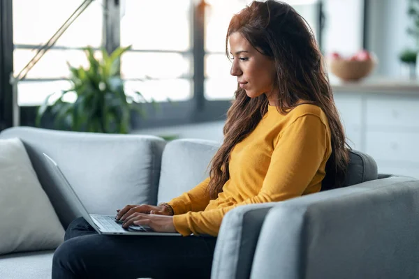 Tiro Mulher Muito Jovem Trabalhando Com Seu Laptop Enquanto Sentado — Fotografia de Stock