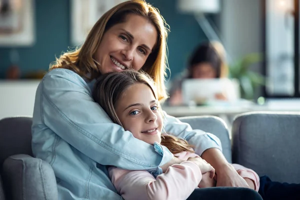 Shot Van Zoete Charmante Moeder Knuffelen Haar Schattige Dochter Terwijl — Stockfoto