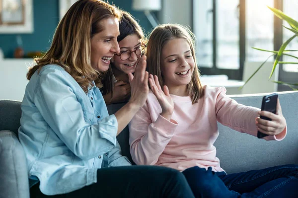 Foto Madre Feliz Sus Hijas Pequeñas Haciendo Videocall Con Teléfono — Foto de Stock