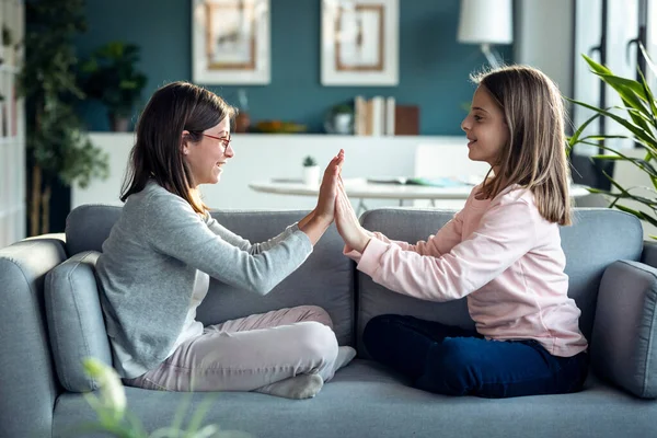 Shot Van Twee Schattige Zussen Spelen Hands Game Terwijl Zitten — Stockfoto