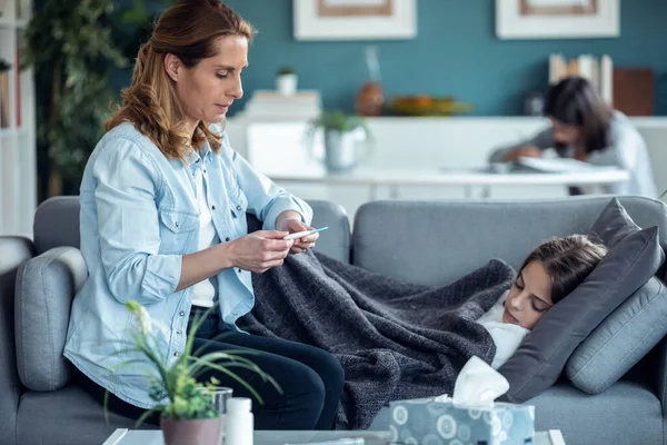 Shot Van Volwassen Moeder Zorg Voor Haar Zieke Dochter Terwijl — Stockfoto