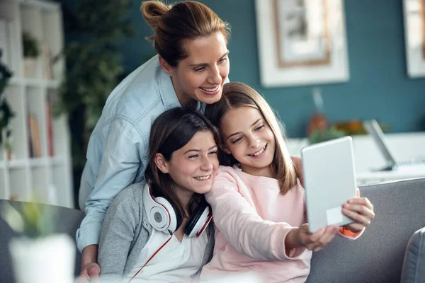 Fotografía Hermosa Madre Sus Hijas Pequeñas Haciendo Videocall Con Tableta — Foto de Stock