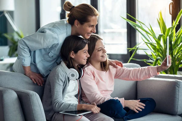 Tiro Bela Mãe Suas Filhas Fazendo Videocall Com Tablet Digital — Fotografia de Stock