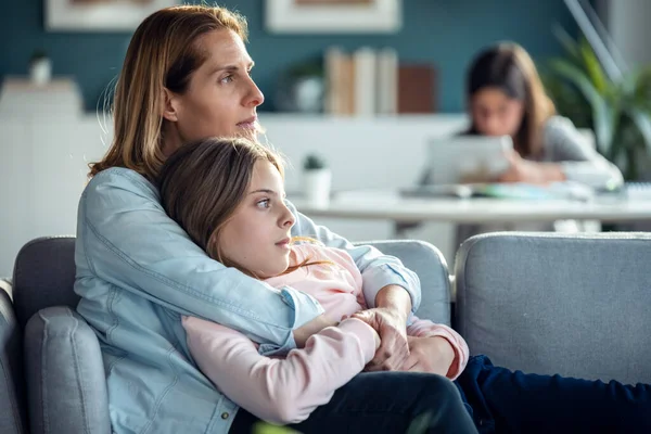 Girato Dolce Madre Affascinante Abbracciare Sua Figlia Carina Mentre Seduto — Foto Stock