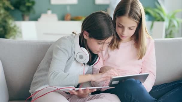 Videó Két Aranyos Nővér Segítségével Digitális Tabletta Míg Anyja Dolgozik — Stock videók