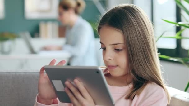 Video Una Niña Jugando Con Una Tableta Digital Mientras Madre — Vídeos de Stock