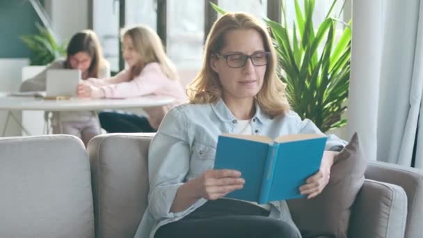 Βίντεο Ώριμης Όμορφης Γυναίκας Που Διαβάζει Ένα Βιβλίο Ενώ Δύο — Αρχείο Βίντεο