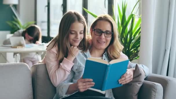 Video Una Mujer Madura Hermosa Leyendo Libro Mientras Hija Abraza — Vídeo de stock