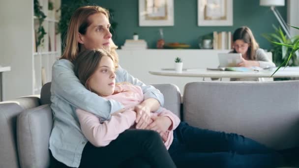 Video Sladké Okouzlující Matka Objímání Její Roztomilé Dcery Zatímco Sedí — Stock video