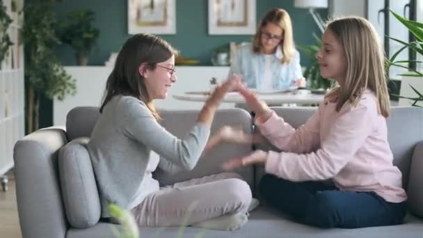 Video Två Söta Systrar Som Spelar Händerna Spel Medan Sitter — Stockvideo