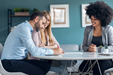 Mutlu genç çiftin emlak ile banka kredisi anlaşması imzalarken çekilmesi. 