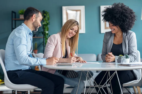 Shot Feliz Pareja Joven Firmando Contrato Préstamo Bancario Con Bienes — Foto de Stock