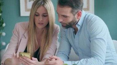 Evde cep telefonu izlerken tatlı bir çiftin konuştuğu bir video..