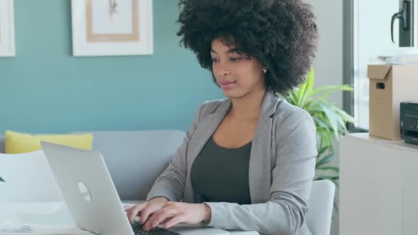 Wideo Pięknej Afro Biznes Kobieta Pracuje Laptopem Siedzi Biurze — Wideo stockowe
