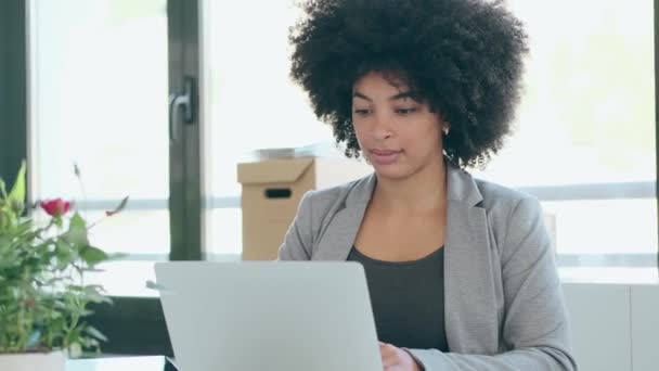 Ofiste Dizüstü Bilgisayarla Çalışan Güzel Afro Kadınının Videosu — Stok video