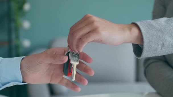 Video Närbild Attraktiv Fastighetsmäklare Skakar Hand Med Unga Par Efter — Stockvideo