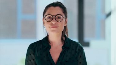 Ofisten video konferans çekerken web kamerasından kendine güvenen bir iş kadınının görüntüsü..