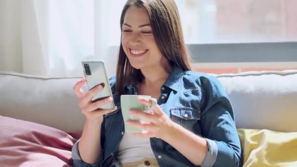 Vídeo Uma Jovem Mulher Sorridente Usando Telefone Celular Enquanto Bebe — Vídeo de Stock