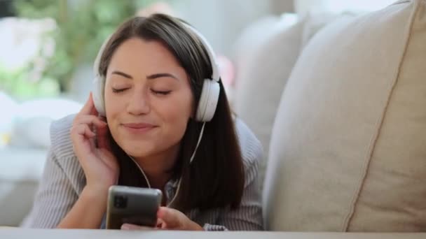 Vídeo Uma Jovem Motivada Ouvindo Cantando Música Com Smartphone Enquanto — Vídeo de Stock