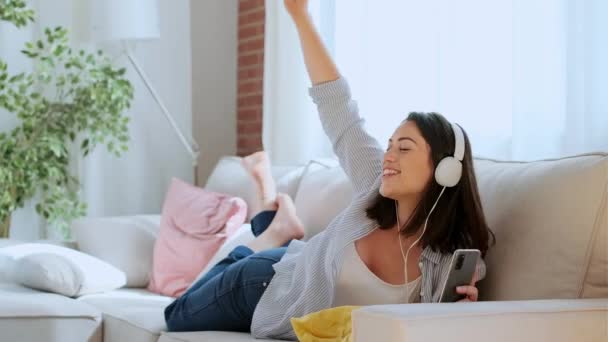 Video Motiverade Unga Kvinna Lyssna Och Sjunga Musik Med Smartphone — Stockvideo