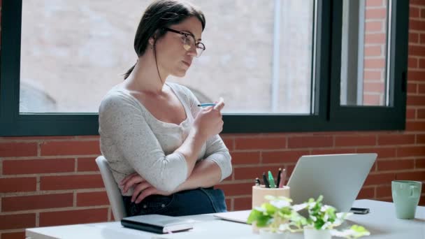 Vidéo Concentré Jeune Femme Affaires Travaillant Avec Ordinateur Dans Bureau — Video