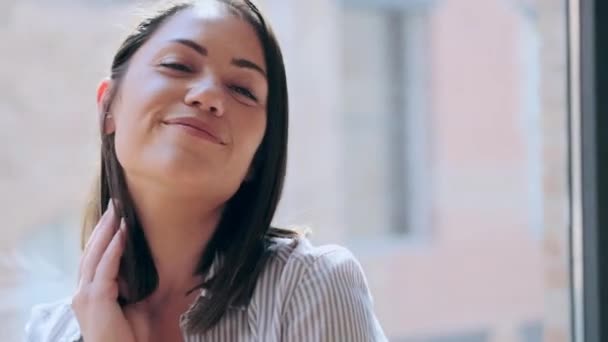 Vidéo Jeune Femme Souriante Regardant Caméra Alors Elle Tenait Dans — Video