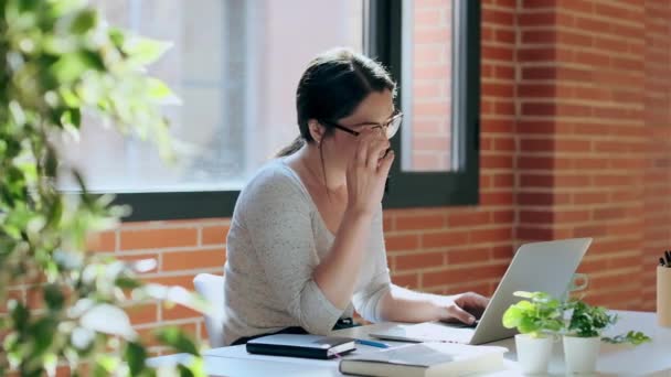 Vídeo Mulher Negócios Estressada Trabalhando Casa Laptop Olhando Preocupado Cansado — Vídeo de Stock