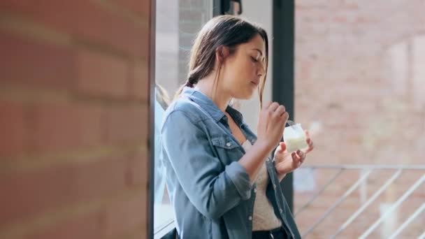 Vidéo Belle Femme Affaires Mangeant Yaourt Tout Tenant Près Des — Video