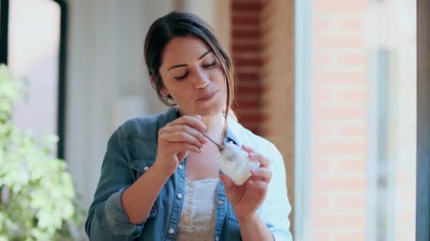 Video Hermosa Mujer Negocios Comiendo Yogur Mientras Está Pie Cerca — Vídeos de Stock