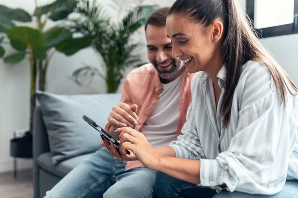 Tiro Feliz Pareja Joven Buscando Fotos Teléfono Inteligente Mientras Divierten — Foto de Stock